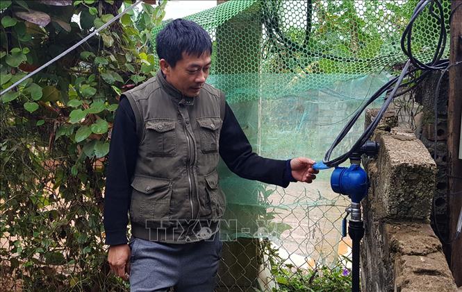 Trong ảnh: Người dân lắp đặt đường ống nước vào nhà với giá từ 6 đến 7 triệu đồng/hộ. Ảnh: Trịnh Duy Hưng - TTXVN