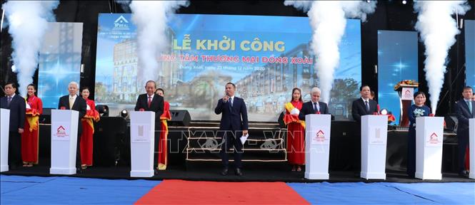 Trong ảnh: Phó Thủ tướng Chính phủ Trương Hòa Bình cùng lãnh đạo các Bộ, Ngành và các tỉnh thành thực hiện nghi thức khởi công xây dựng Trung tâm thương mại Đồng Xoài, Bình Phước. Ảnh: Sỹ Tuyên – TTXVN