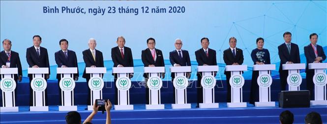 Trong ảnh: Phó Thủ tướng Chính phủ Trương Hòa Bình cùng lãnh đạo các Bộ, Ngành và các tỉnh thành thực hiện nghi thức khánh thành tổ hợp Nhà máy CPV Food Bình Phước với số vốn đầu tư 250 triệu USD. Ảnh: Sỹ Tuyên – TTXVN