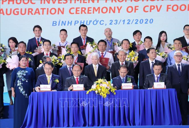 Trong ảnh: Lãnh đạo Chính phủ, đại diện các Bộ, Ngành và các tỉnh thành chứng kiến lễ ký kết ghi nhớ giữa một số ngân hàng và nhà đầu tư. Ảnh: Sỹ Tuyên – TTXVN