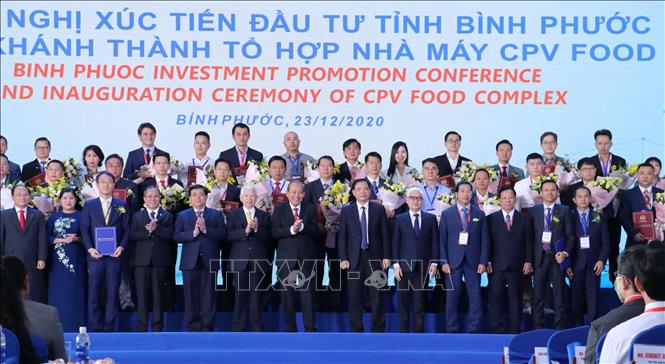 Trong ảnh: Lãnh đạo Chính phủ, đại diện các Bộ, Ngành và các tỉnh thành chứng kiến lễ trao giấy chứng nhận đầu tư cho 46 dự án với số vốn 2 tỷ USD. Ảnh: Sỹ Tuyên – TTXVN