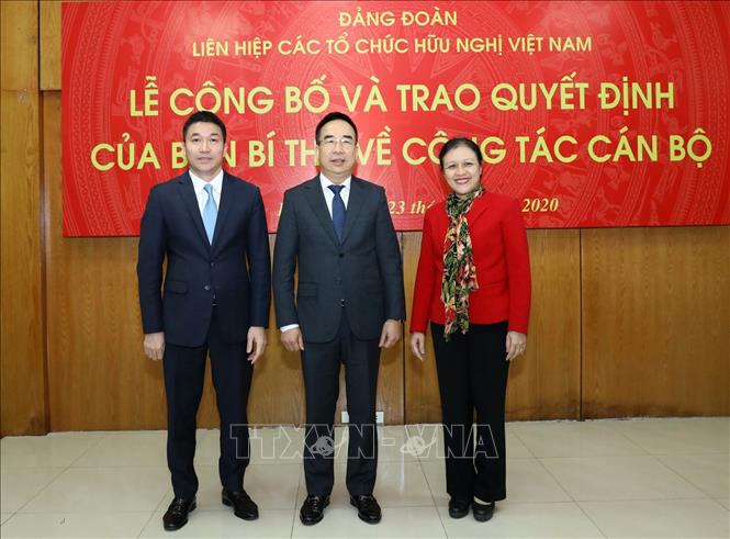 Trong ảnh: Bí thư Đảng đoàn, Chủ tịch Liên hiệp các tổ chức hữu nghị Nguyễn Phương Nga (bên phải); Phó Chủ tịch kiêm Tổng Thư ký Liên hiệp các tổ chức Hữu nghị Phan Anh Sơn (bên trái) và đồng chí Nguyễn Văn Doanh (ở giữa) chụp ảnh chung. Ảnh: Văn Điệp - TTXVN