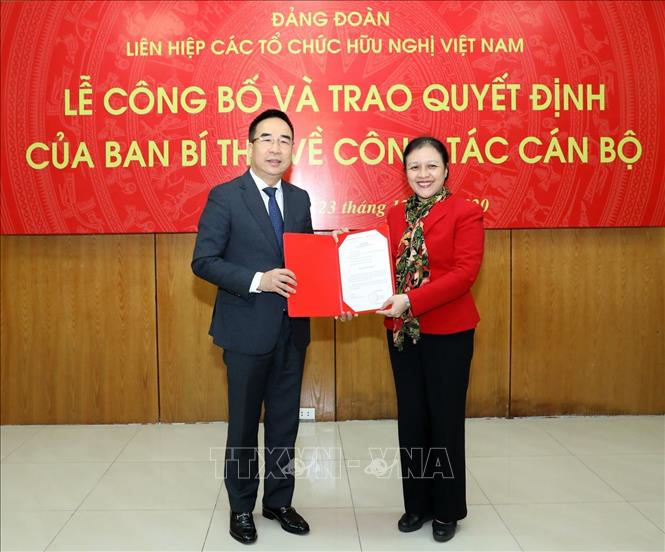 Trong ảnh: Bí thư Đảng đoàn, Chủ tịch Liên hiệp các tổ chức hữu nghị Việt Nam Nguyễn Phương Nga trao Quyết định của Ban Bí thư cho cho đồng chí Nguyễn Văn Doanh. Ảnh: Văn Điệp - TTXVN