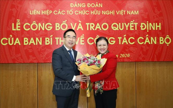 Trong ảnh: Bí thư Đảng đoàn, Chủ tịch Liên hiệp các tổ chức hữu nghị Việt Nam Nguyễn Phương Nga chúc mừng đồng chí Nguyễn Văn Doanh. Ảnh: Văn Điệp - TTXVN