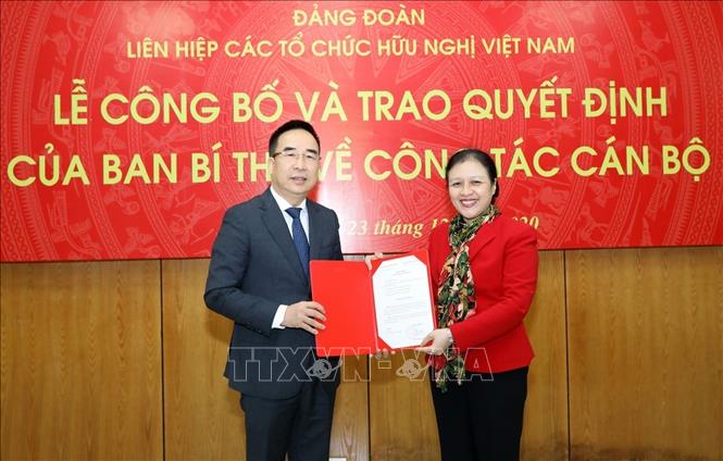 Trong ảnh: Bí thư Đảng đoàn, Chủ tịch Liên hiệp các tổ chức hữu nghị Việt Nam Nguyễn Phương Nga chúc mừng đồng chí Nguyễn Văn Doanh. Ảnh: Văn Điệp - TTXVN