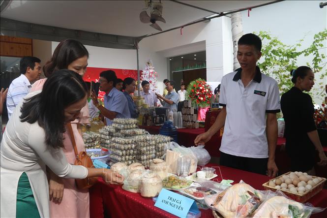 Trong ảnh: Gian hàng giới thiệu sản phẩm gà ri sạch có truy xuất nguồn gốc của anh Vân tại Hội nghị kết nối sản phẩm nông sản. Ảnh: Hoàng Nhị - TTXVN 