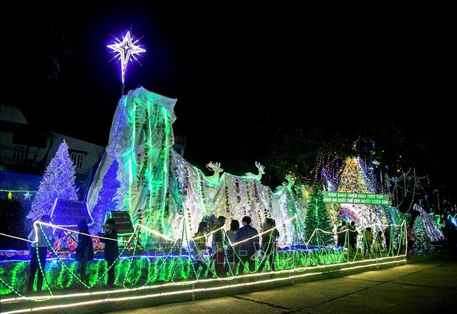 Trong ảnh: Khuôn viên Giáo xứ Đài Đức Mẹ (huyện Tân Hiệp, tỉnh Kiên Giang) dịp Giáng sinh 2020 được trang hoàng rực rỡ.
Ảnh: Hồng Đạt - TTXVN
