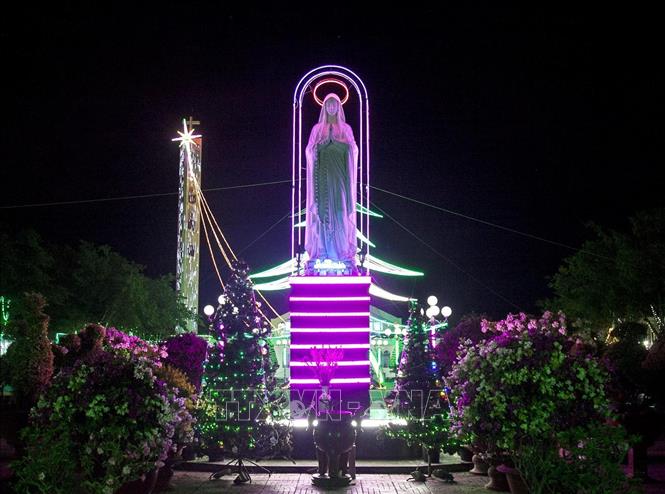 Trong ảnh: Tượng Đức Mẹ trong Giáo xứ Đài Đức Mẹ được trang hoàng rực rỡ dịp Giáng sinh 2020.
Ảnh: Hồng Đạt - TTXVN
