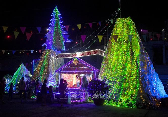 Trong ảnh: Khuôn viên Giáo xứ Đài Đức Mẹ (huyện Tân Hiệp, tỉnh Kiên Giang) dịp Giáng sinh 2020 được trang hoàng rực rỡ.
Ảnh: Hồng Đạt - TTXVN
