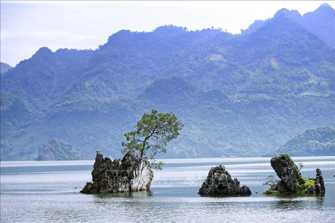 Photo: A view of the Hoa Binh Lake. VNA Photo: Trọng Đạt