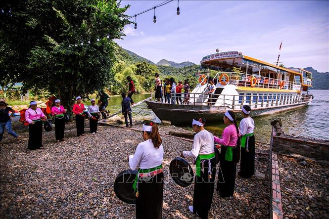 Photo: A tourist boat visits the Ke hamlet, Hien Luong commune, Da Bac district. VNA Photo: Trọng Đạt