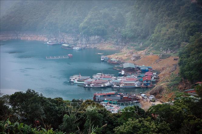 Photo: A whaft for tourist boats on the Hoa Binh Lake. VNA Photo: Trọng Đạt