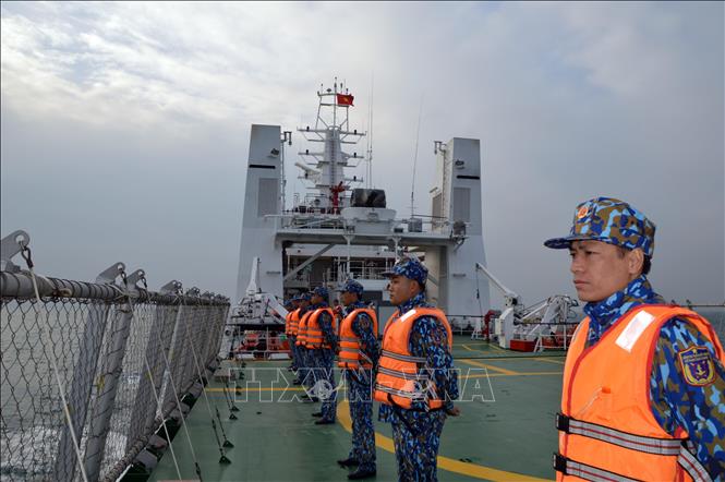 Photo: Vietnamese coast guards give courtesy salutes to Chinese force during the patrol./.