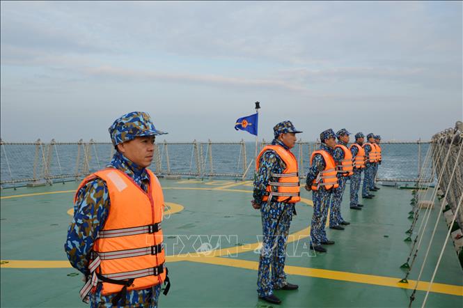 Photo: Vietnamese coast guards give courtesy salutes to Chinese force during the patrol./.