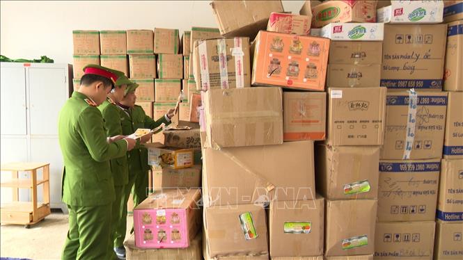 Trong ảnh: Toàn bộ 4 tấn hàng hóa trị giá khoảng trên 400 triệu đồng đã bị phát hiện, bắt giữ. Ảnh: Võ Dung -TTXVN