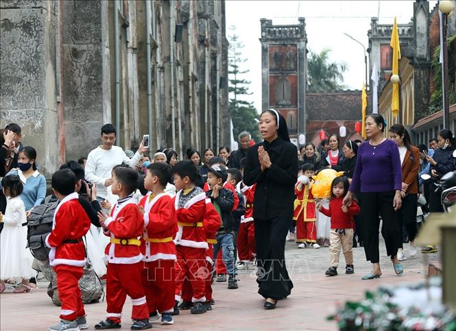 Trong ảnh: Trẻ em tại nhà dòng Linh Phú và các giáo dân (giáo xứ Sở Kiện) tập rước trước buổi lễ. Ảnh: Tuấn Đức - TTXVN