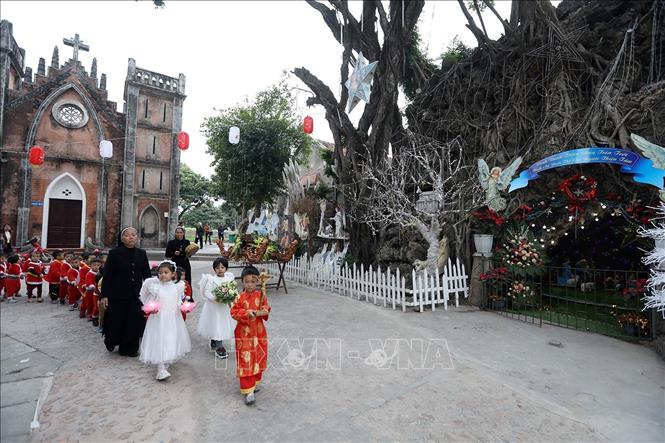 Trong ảnh: Trẻ em tại nhà dòng Linh Phú (giáo xứ Sở Kiện) tập rước trước buổi lễ. Ảnh: Tuấn Đức - TTXVN