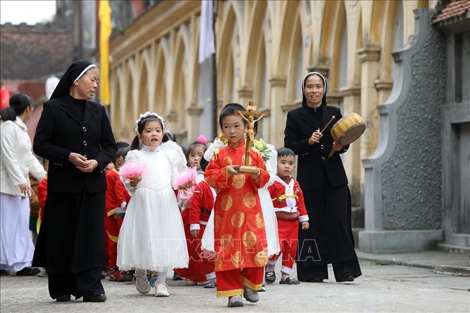 Trong ảnh: Trẻ em tại nhà dòng Linh Phú (giáo xứ Sở Kiện) tập rước trước buổi lễ. Ảnh: Phan Tuấn Anh - TTXVN 