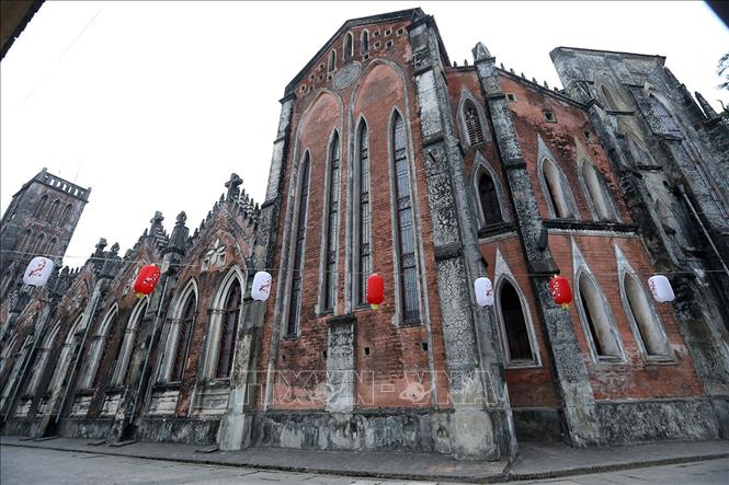 Trong ảnh: Nhà thờ Sở Kiện được trang trí dọn dẹp trước đêm Noel. Ảnh: Phan Tuấn Anh - TTXVN