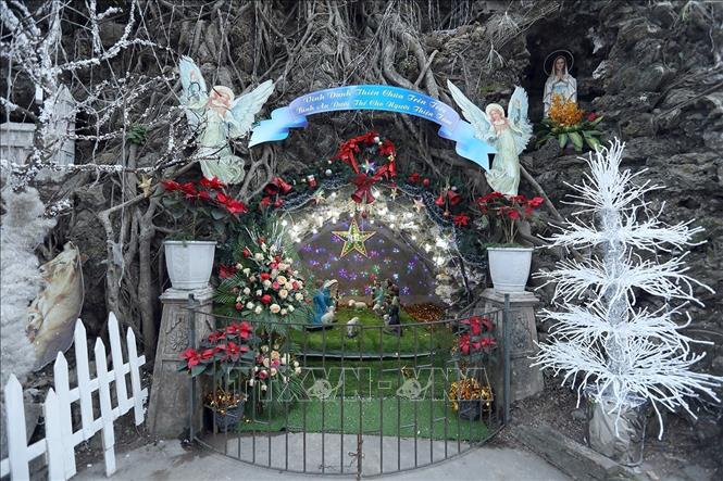Trong ảnh: Hang đá giáo xứ Sở Kiện được trang trí trong đêm Noel. Ảnh: Tuấn Đức - TTXVN