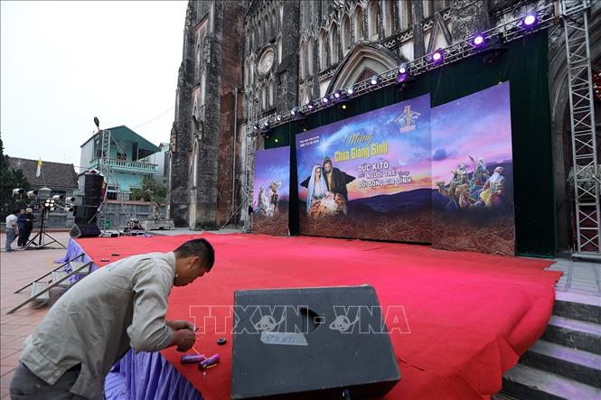 Trong ảnh: Các giáo dân khẩn trương hoàn thành các công đoạn cuối trước buổi lễ Noel. Ảnh: Tuấn Đức - TTXVN