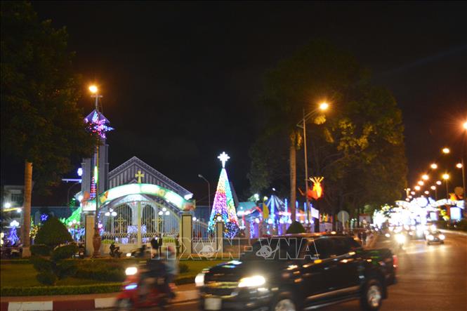 Dòng người từ các huyện, thị xã trong tỉnh đổ về các Nhà thờ lớn tại thành phố Buôn Ma Thuột. Ảnh: Tuấn Anh – TTXVN