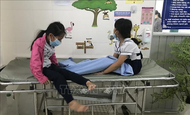 Các em học sinh nhập viện với các triệu chứng ngộ độc sau khi uống trà sữa. Ảnh: TTXVN phát