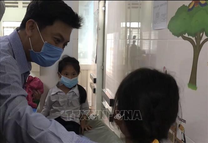Lãnh đạo phòng Giáo dục và Đào tạo thành phố Cao Lãnh (Đồng Tháp) thăm hỏi tình hình học sinh sau khi nhập viện. Ảnh: TTXVN phát
