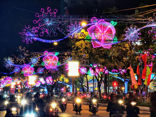 Một đoạn đường đèn nghệ thuật Cần Thơ chào năm mới 2021. Ảnh: Thanh Liêm - TTXVN