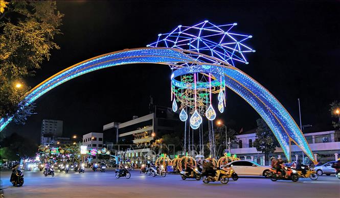 Điểm nhấn của đường đèn tại vòng xoay trên đường Hòa Bình, trước cổng UBND thành phố Cần Thơ. Ảnh: Thanh Liêm - TTXVN