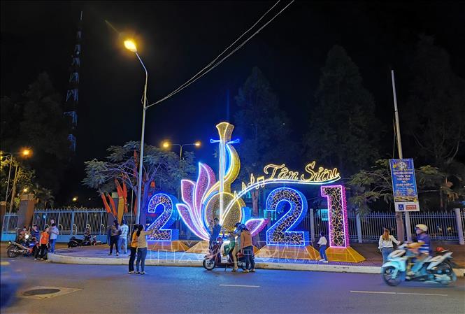 Biểu tượng cây đờn kìm và số 2021 cách điệu trước cổng UBND thành phố Cần Thơ. Ảnh: Thanh Liêm - TTXVN