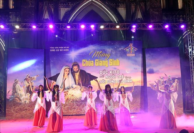 Trong ảnh: Tiết mục văn nghệ chào mừng đêm Giáng sinh. Ảnh: Tuấn Đức - TTXVN