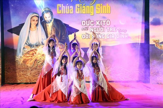 Trong ảnh: Tiết mục văn nghệ chào mừng đêm Giáng sinh. Ảnh: Tuấn Đức - TTXVN