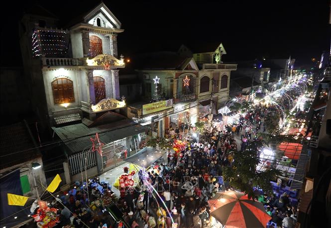 Trong ảnh: Đông đảo giáo dân và du khách đến đón mừng Giáng sinh tại nhà thờ Sở Kiện. Ảnh: Phan Tuấn Anh - TTXVN