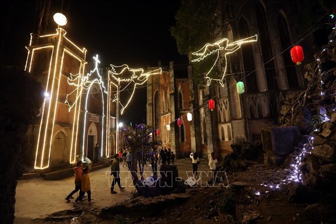 Trong ảnh: Giáo dân và du khách đến đón mừng Giáng sinh tại nhà thờ Sở Kiện. Ảnh: Phan Tuấn Anh - TTXVN