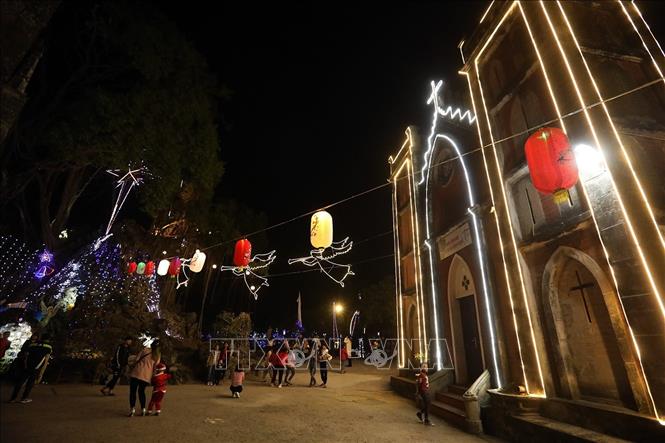 Trong ảnh: Giáo dân và du khách đến đón mừng Giáng sinh tại nhà thờ Sở Kiện. Ảnh: Phan Tuấn Anh - TTXVN