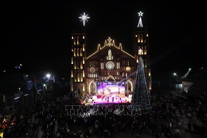 Trong ảnh: Giáo dân và du khách đến đón mừng Giáng sinh trong không khí an lành. Ảnh: Tuấn Đức - TTXVN