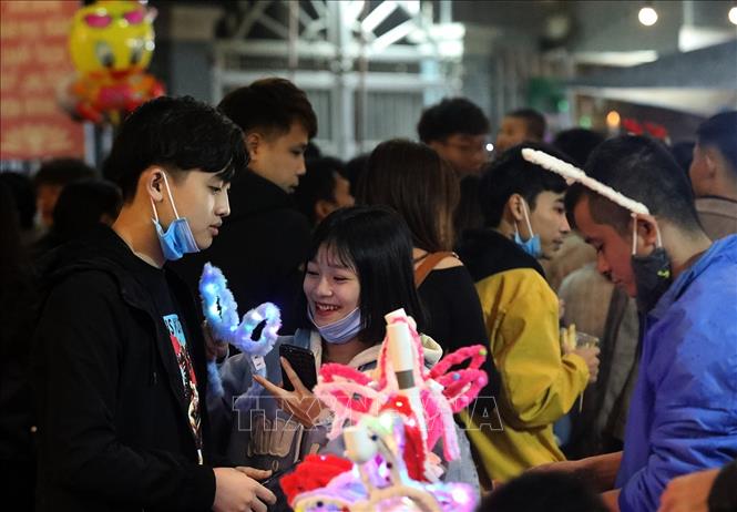 Trong ảnh: Người dân vui chơi trong đêm Noel 2020. Ảnh: Phan Tuấn Anh - TTXVN