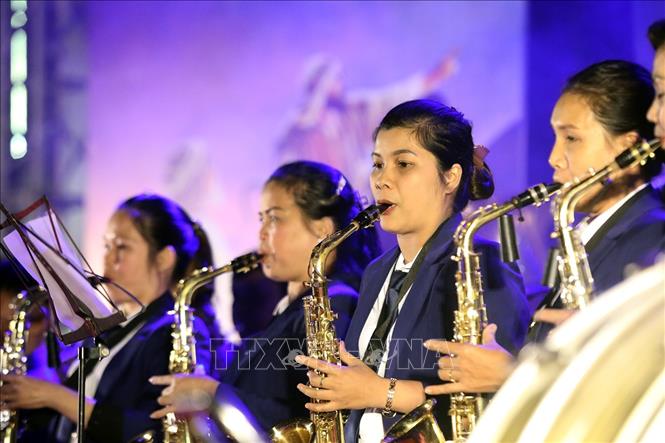 Trong ảnh: Ban kèn đồng biểu diễn tiết mục đón mừng Giáng sinh tại Nhà thờ Sở Kiện. Ảnh: Tuấn Đức - TTXVN