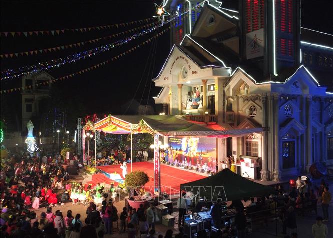 Trong ảnh: Bà con giáo dân Giáo xứ Thống Nhất, xã Bá Hiến, huyện Bình Xuyên (Vĩnh Phúc) đón Noel tại nhà thờ. Ảnh: Hoàng Hùng – TTXVN