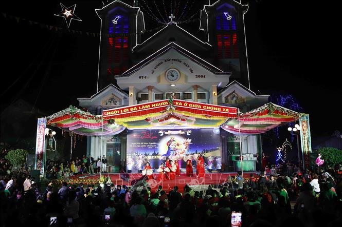 Trong ảnh: Chương trình văn nghệ đón Giáng sinh tại Giáo xứ Thống Nhất, xã Bá Hiến, huyện Bình Xuyên (Vĩnh Phúc). Ảnh: Hoàng Hùng – TTXVN