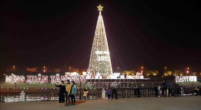 Trong ảnh: Cây thông Noel tại quảng trường Hồ Chí Minh, thành phố Vĩnh Yên (Vĩnh Phúc) được trang hoàng lung linh chào đón Giáng sinh và năm mới 2021. Ảnh: Hoàng Hùng – TTXVN