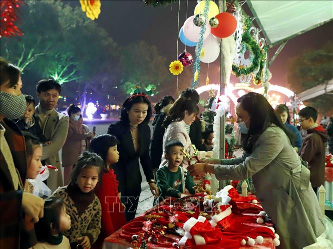 Trong ảnh: Người dân vui đón Noel tại quảng trường Hồ Chí Minh, thành phố Vĩnh Yên (Vĩnh Phúc)  Ảnh: Hoàng Hùng – TTXVN