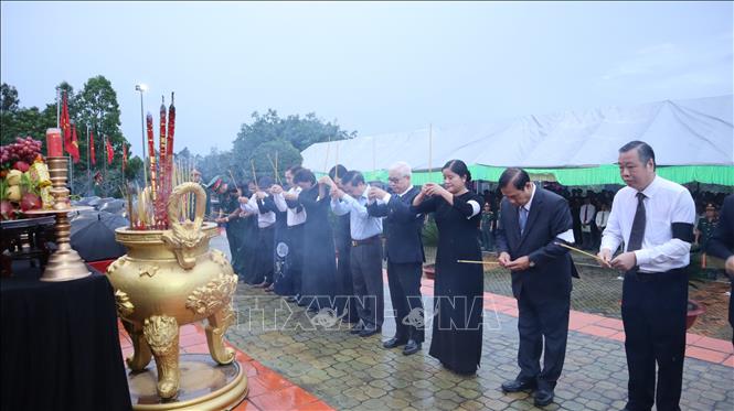 Trong ảnh: Lãnh đạo tỉnh Bình Phước dâng hương tưởng nhớ các anh hùng liệt sĩ. Ảnh: K GỬIH -TTXVN