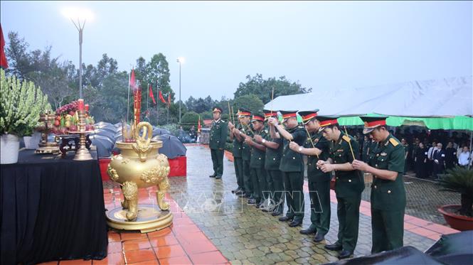 Trong ảnh: Quang cảnh lễ viếng, truy điệu, an táng hài cốt các liệt sĩ. Ảnh: K GỬIH -TTXVN