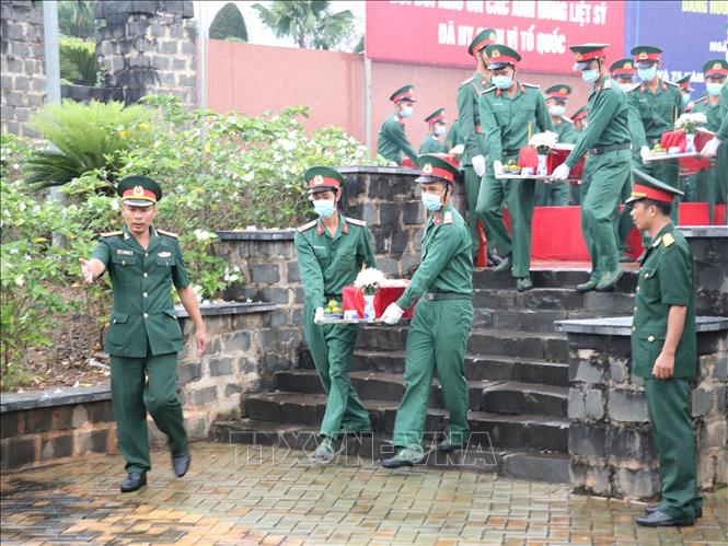 Trong ảnh: Quang cảnh lễ viếng, truy điệu, an táng hài cốt các liệt sĩ. Ảnh: K GỬIH -TTXVN