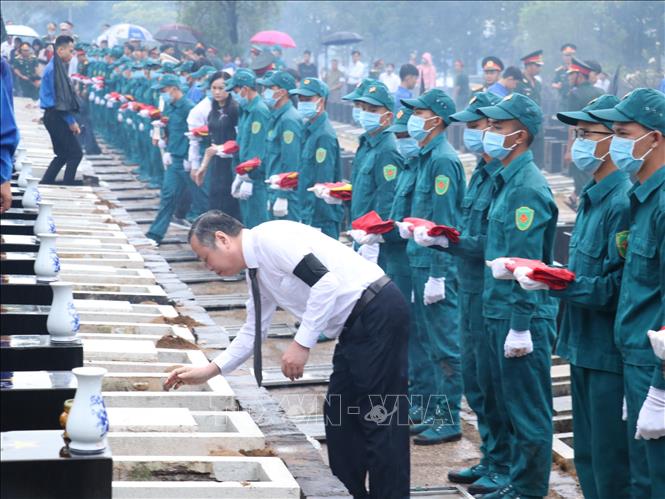 Trong ảnh: Quang cảnh lễ viếng, truy điệu, an táng hài cốt các liệt sĩ. Ảnh: K GỬIH -TTXVN
