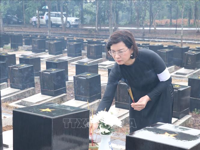 Trong ảnh: Bà Trần Tuyết Minh, Phó chủ tịch UBND tỉnh Bình Phước thắp hương trên phần mộ các liệt sĩ. Ảnh: K GỬIH -TTXVN