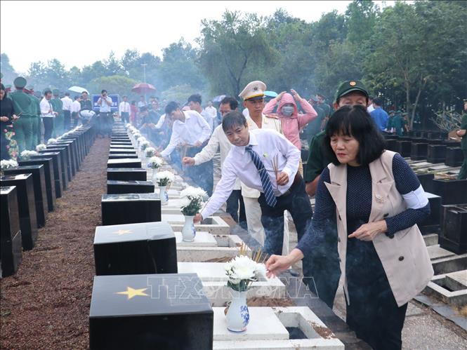Trong ảnh: Các đại biểu thắp hương trên phần mộ các liệt sĩ. Ảnh: K GỬIH -TTXVN