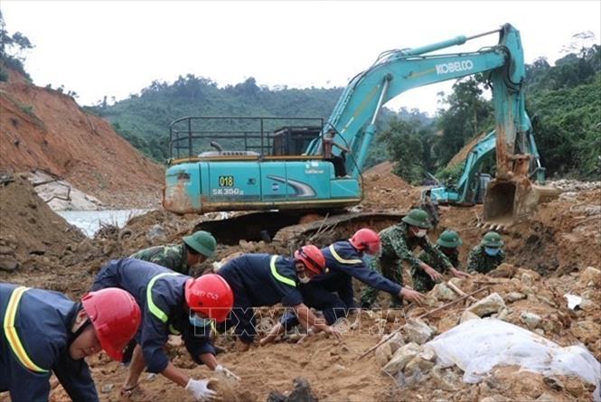 Trong ảnh: Lực lượng cứu hộ nỗ lực tìm kiếm những người mất tích trong vụ sạt lở kinh hoàng tại Thủy điện Rào Trăng 3, tỉnh Thừa Thiên-Huế. Ảnh: TTXVN